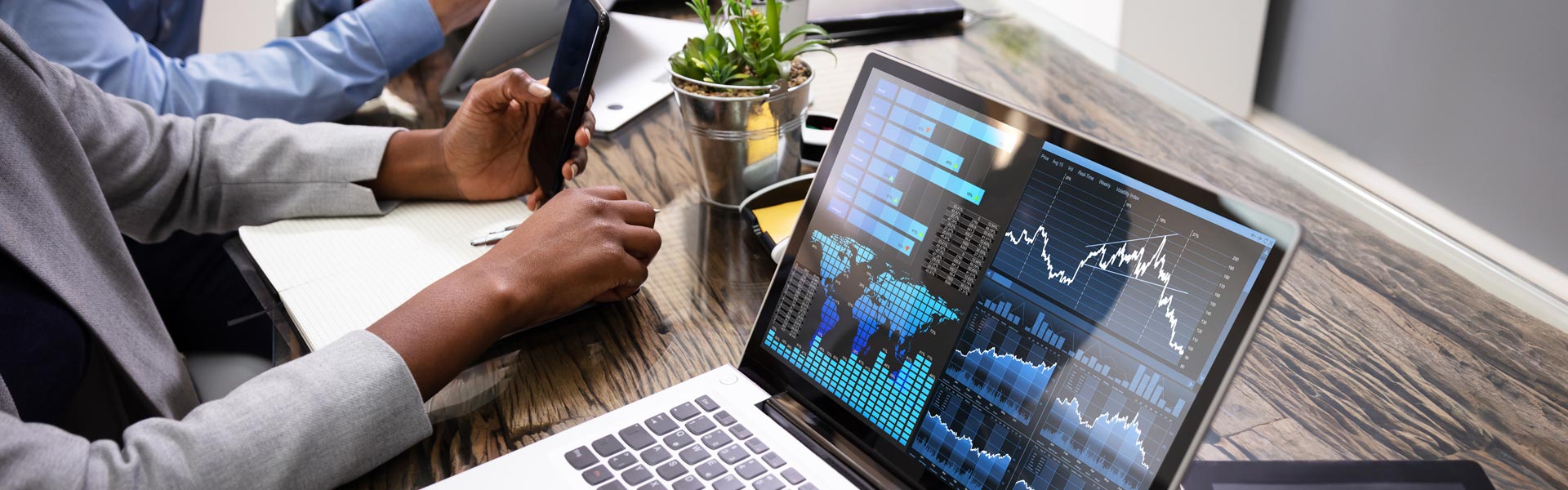 visual-strategic-guide-embedded-vs-enterprise-analytics