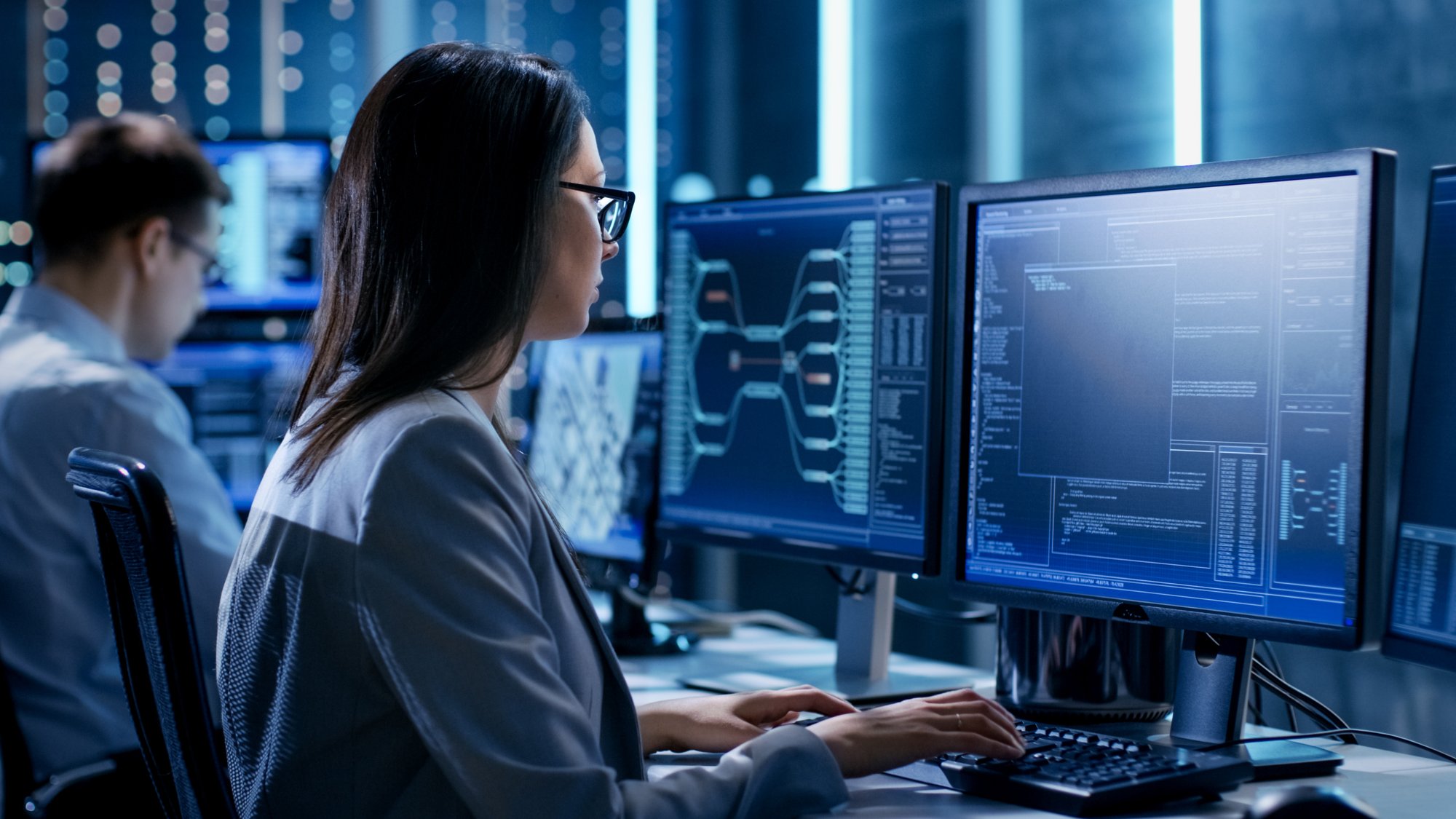 Header_Image Picture Female IT Engineer Working In Monitoring Room 20171017 GLO DE