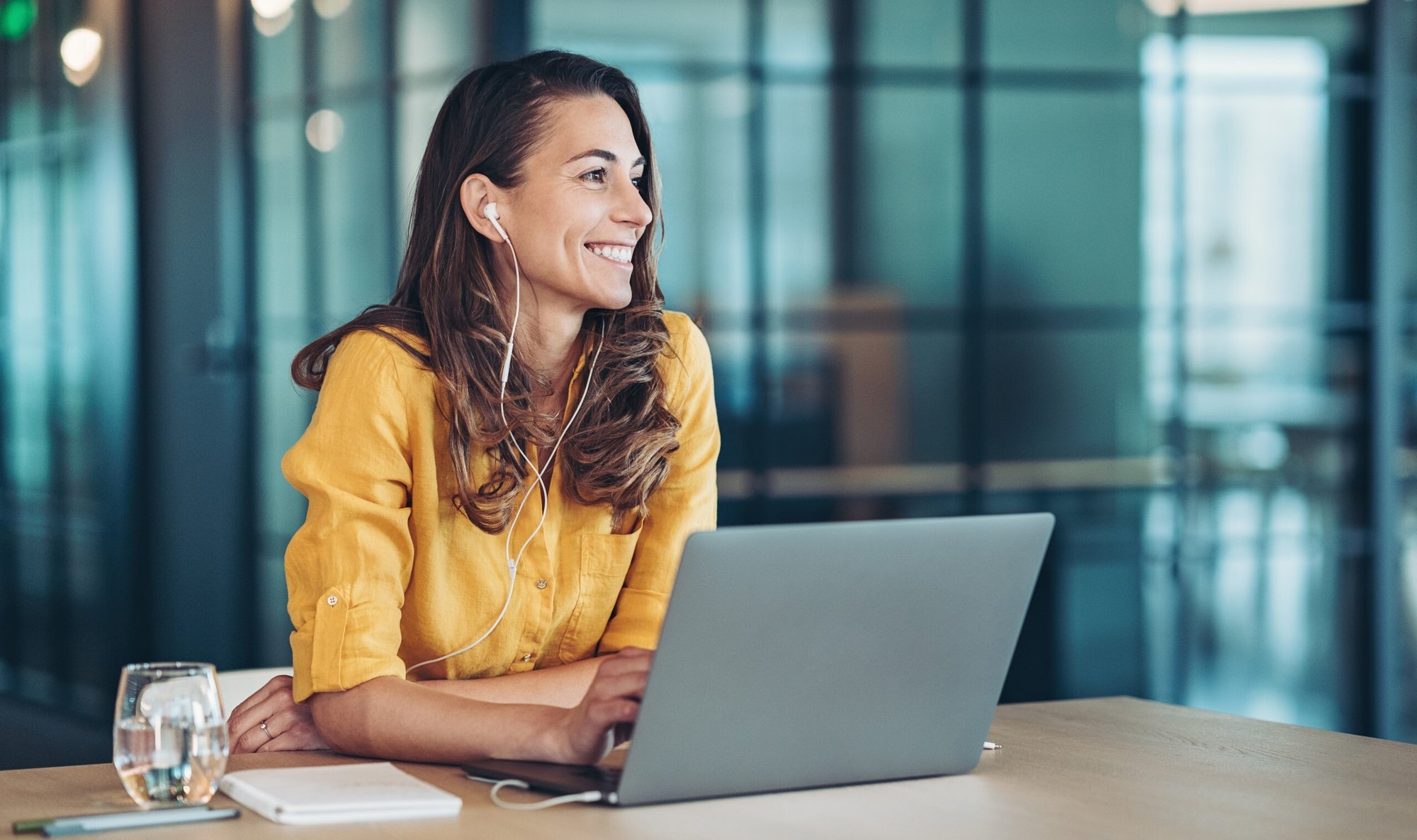 Header_Image picture portrait of a smiling businesswoman2 20230504 GLO EN-1