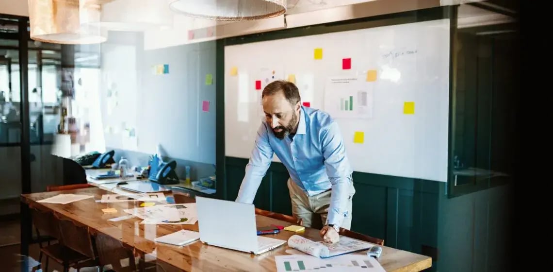 Header_Image-Picture-Man-Works-infront-of-Whiteboard-20210830-GLO-EN-1140x560