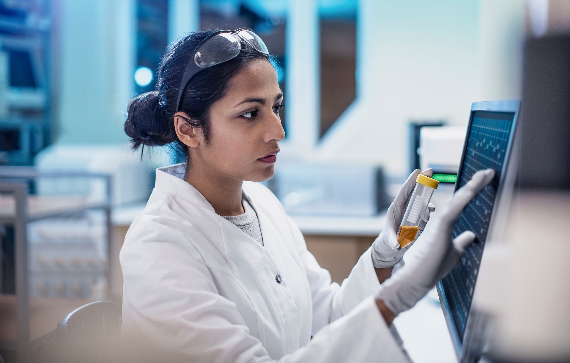 Header_Image-picture-lifescience-female-scientist-working-in-the-lab-20200729-GLO-EN
