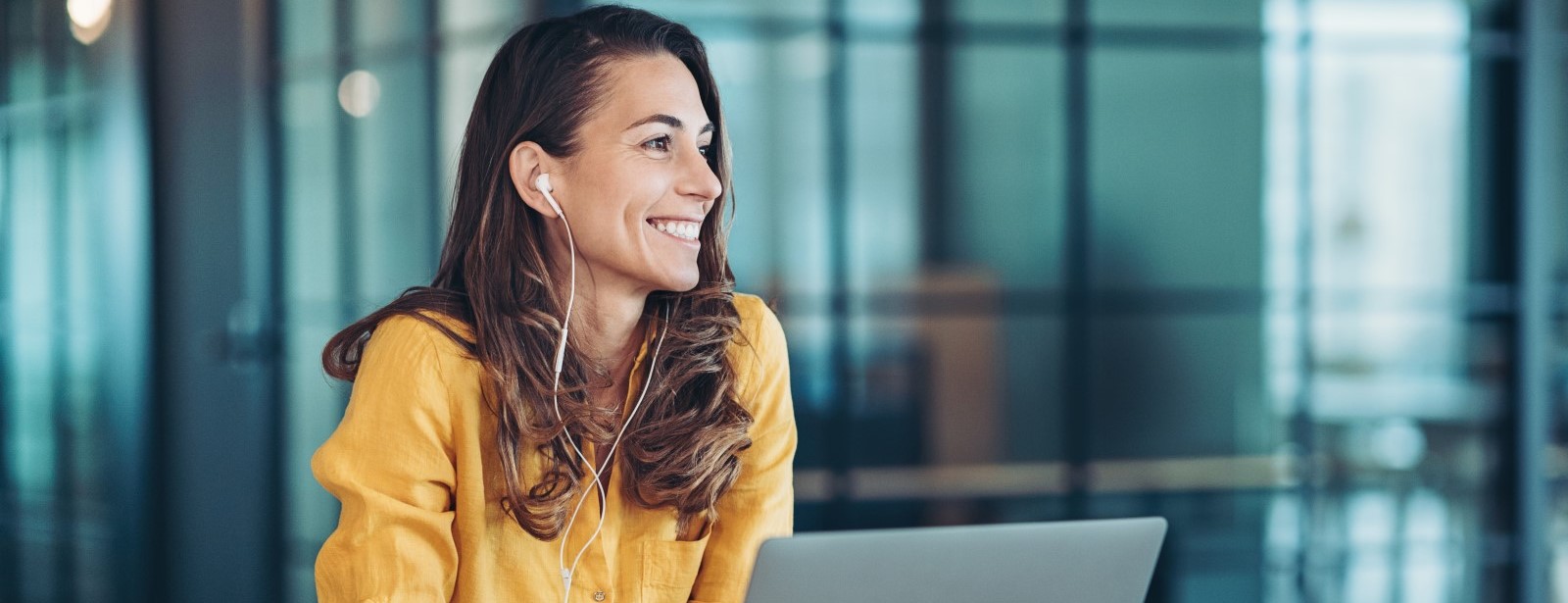 Header_Image-picture-portrait-of-a-smiling-businesswoman2-20230504-GLO-EN