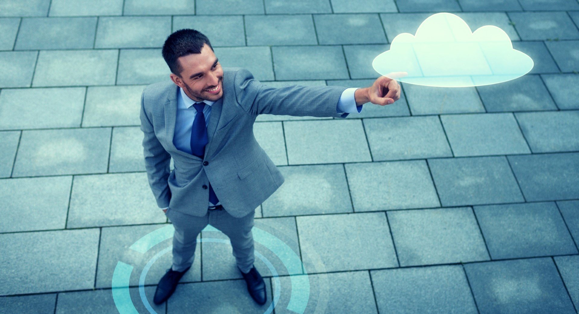 Image-Picture-businessman-with-cloud-20171705-GLO-NL_Zuschnitt