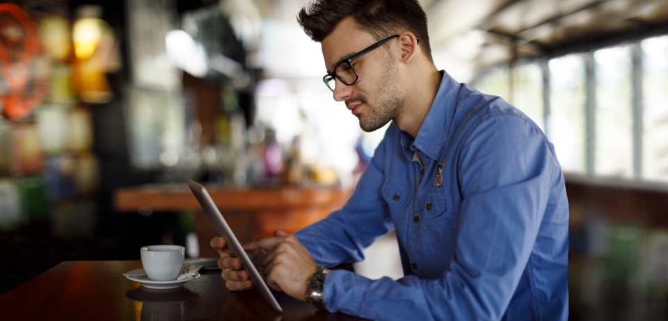 Text-Media_Image Picture Man Working with Tablet Customer User Experience 20210504 GLO EN