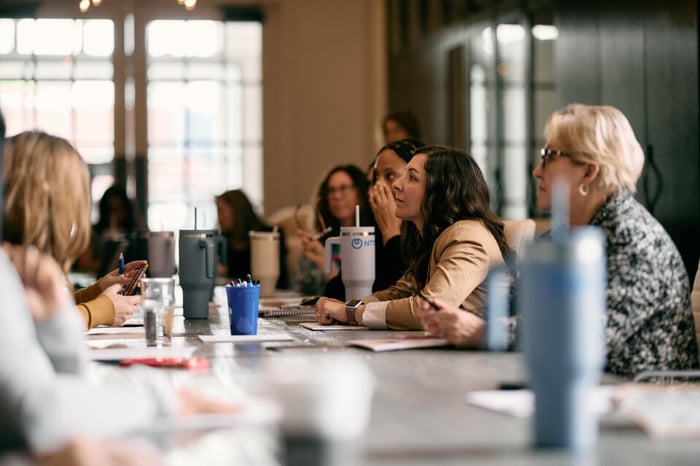 Text-Media_NDBS colleagues group meeting sitting work 20250814 GLO EN